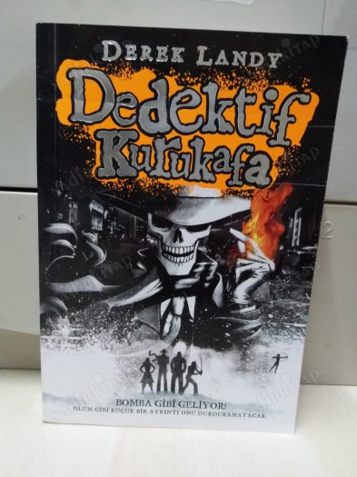 DEDEKTİF KURUKAFA - BOMBA GİBİ GELİYOR kapağı