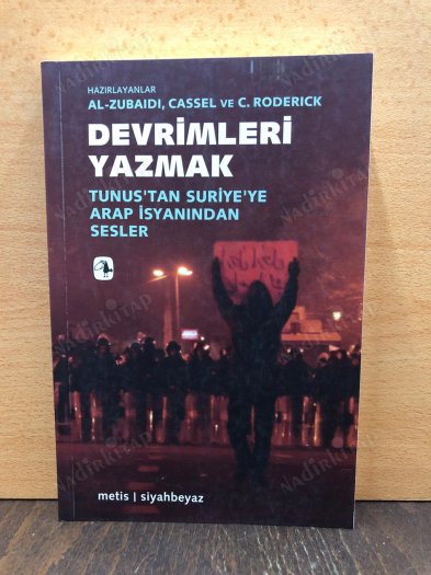 Devrimleri Yazmak (Tunus'tan Suriye'ye Arap İsyanından Sesler) kapağı
