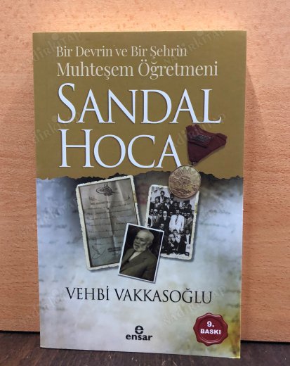 Bir Devrin ve Bir Şehrin Muhteşem Öğretmeni Sandal Hoca kapağı