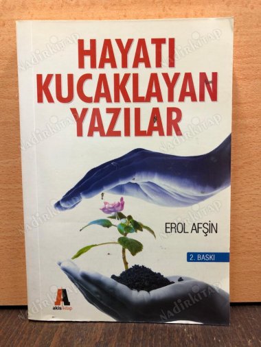 HAYATI KUCAKLAYAN YAZILAR kapağı