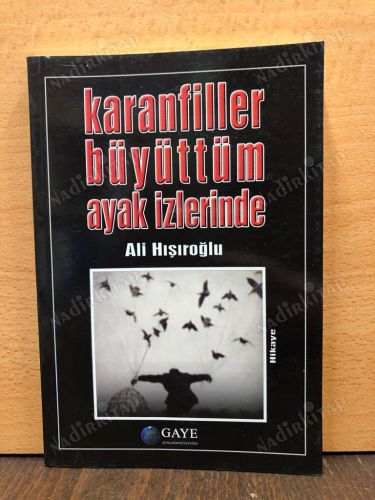 KARANFİLLER BÜYÜTTÜM AYAK İZLERİNDE kapağı
