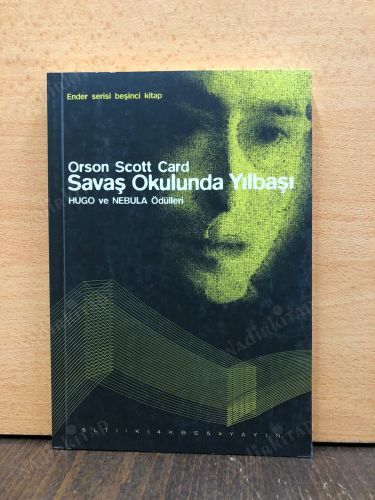 SAVAŞ OKULUNDA YILBAŞI (Ender Serisi Beşinci Kitap) kapağı