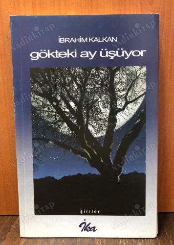 GÖKTEKİ AY ÜŞÜYOR kapağı