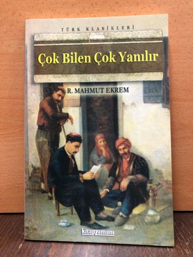 ÇOK BİLEN ÇOK YANILIR kapağı