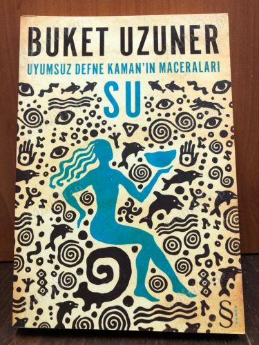 SU - UYUMSUZ DEFNE KAMAN'IN MACERALARI kapağı