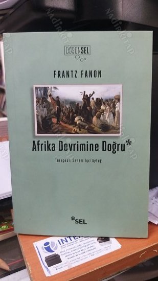 Afrika Devrimine Doğru kapağı